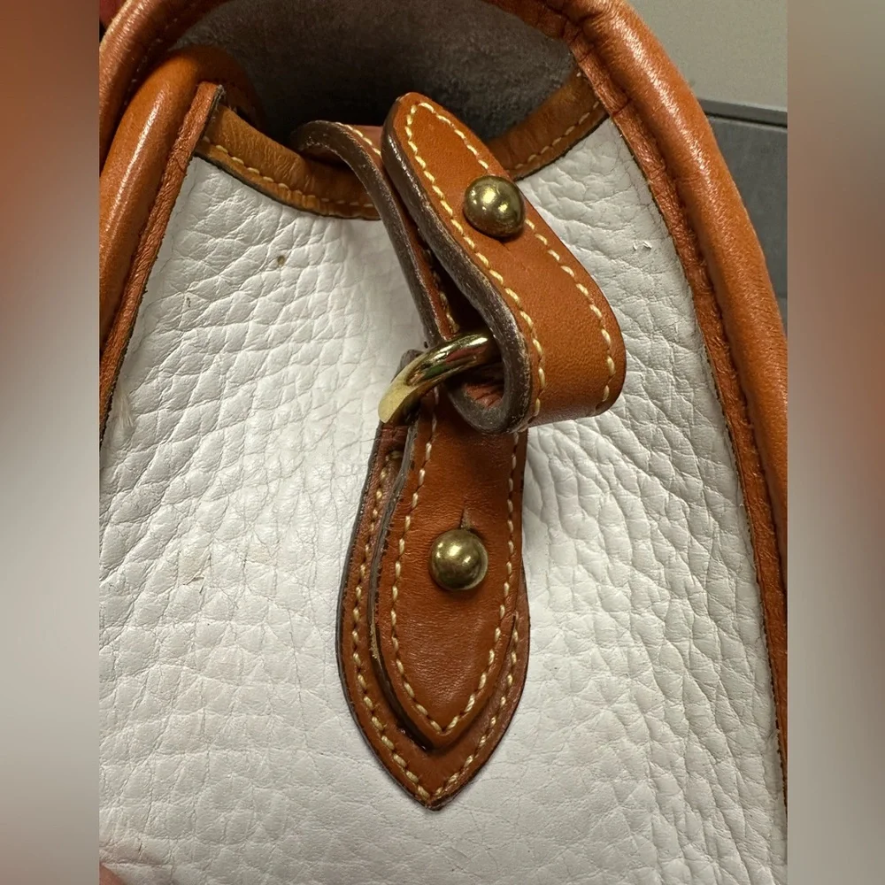 Vintage Dooney Bourke Leather White Essex Shoulder Bag Brass Hardware Tan Trim - Picture 16 of 17